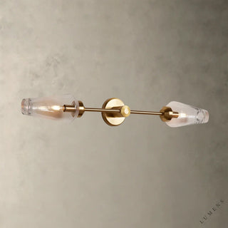 LUMENS LAMP Arrow 双头壁灯，采用黄铜饰面和透明玻璃灯罩，线性不对称设计，可水平或垂直安装。