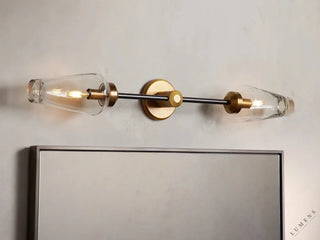 LUMENS LAMP Arrow 双头壁灯，采用黄铜与黑色金属饰面，搭配透明玻璃灯罩，设计现代且可水平或垂直安装。