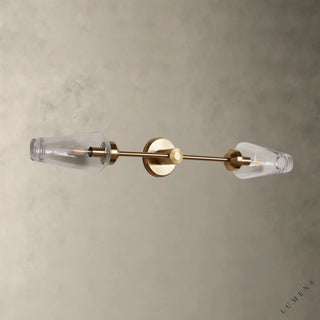 LUMENS LAMP Arrow 双头壁灯，采用黄铜饰面和透明玻璃灯罩，设计线性且不对称，可水平或垂直安装。