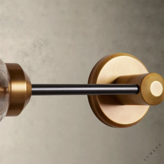 LUMENS LAMP Arrow 双头壁灯，采用黄铜饰面和黑色金属杆，搭配透明玻璃灯罩，设计简约现代。