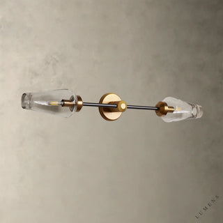 LUMENS LAMP Arrow 双头壁灯，采用金属材质，配有黄铜饰面和透明玻璃灯罩，设计简约现代，可水平或垂直安装。