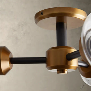 LUMENS LAMP Arrow 吸顶灯，采用黄铜饰面和黑色金属细节，展现现代线性设计风格