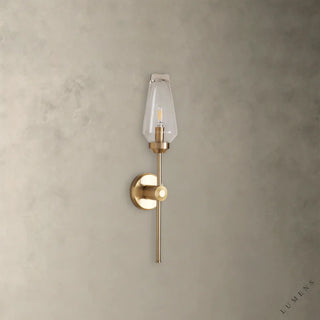 LUMENS LAMP Arrow 壁灯，采用黄铜金属支架和透明玻璃灯罩，呈现简约现代的线性不对称设计