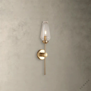 LUMENS LAMP Arrow Sconce 采用黄铜饰面和透明玻璃灯罩，呈现出不对称的线性现代壁灯设计。