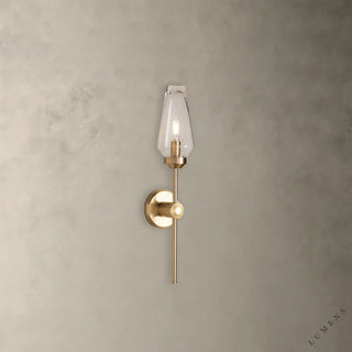 LUMENS LAMP Arrow 壁灯，采用黄铜饰面和透明玻璃灯罩，呈现不对称线性设计。