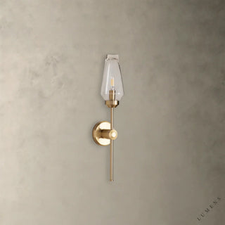 LUMENS LAMP Arrow 壁灯，采用黄铜饰面和透明玻璃灯罩，呈现不对称线性设计，适合现代家居装饰。