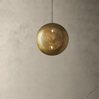 LUMENS LAMP Astrid 圆形吊灯，采用手工锤制铁艺与黄铜饰面，带有精致的穿孔图案，营造出独特的漫射光影效果。