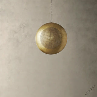 LUMENS LAMP Astrid 圆形吊灯，采用手工锤制铁艺与黄铜饰面，表面带有精细的穿孔图案，营造出独特的漫射光影效果。