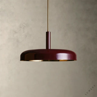 LUMENS LAMP Bonham 吊灯，深红色粉末涂层黄铜材质，带有流线型杆和优雅的圆顶设计，适合厨房或餐厅装饰。