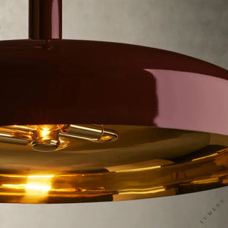 LUMENS LAMP Bonham 吊灯，采用深红色粉末涂层漆面，内部为对比鲜明的黄铜饰面，设计简约且具有雕塑感。