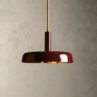 LUMENS LAMP Bonham 吊灯，深红色粉末涂层漆面，搭配黄铜杆和金色内饰，设计简约现代。