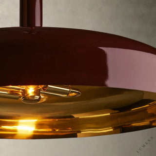 LUMENS LAMP Bonham 吊灯，深红色漆面外壳搭配闪亮的黄铜内饰，呈现出精致的雕塑感设计。
