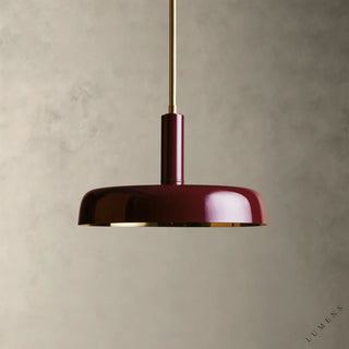 LUMENS LAMP Bonham 吊灯，深红色粉末涂层饰面，配有黄铜杆和金色内衬，设计简约现代，适合厨房或餐厅照明。