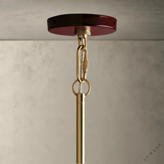 LUMENS LAMP Bonham 吊灯的深红色漆面顶盖和黄铜色悬挂杆细节，设计简约精致。