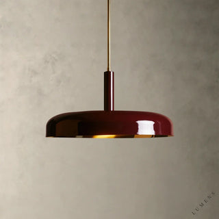 LUMENS LAMP Bonham 吊灯，深红色漆面金属灯罩，配有黄铜色灯杆和金色内衬，设计简约现代。