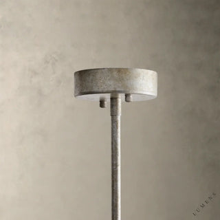 LUMENS LAMP Cameron 圆形吊灯的仿古银色金属顶盖和悬挂杆细节
