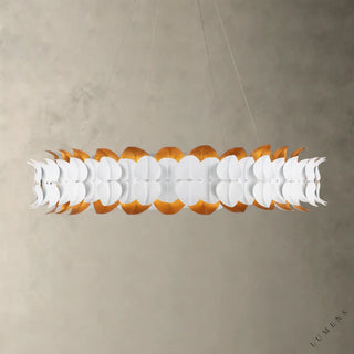 LUMENS LAMP Darla 吊灯，采用白色石膏和金色饰面铁艺，集成暖光 LED 灯带，圆形花瓣设计。