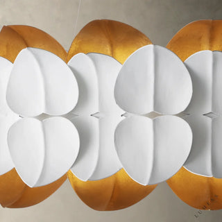 LUMENS LAMP Darla 吊灯，采用白色石膏饰面和金色内衬的铁艺花瓣设计，内置暖光 LED 灯带。
