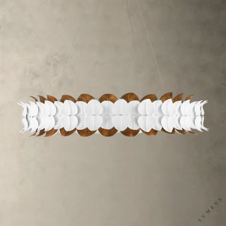 LUMENS LAMP Darla 吊灯，采用白色石膏和金属金色饰面，圆形铁艺设计，内置暖色调 LED 灯带。
