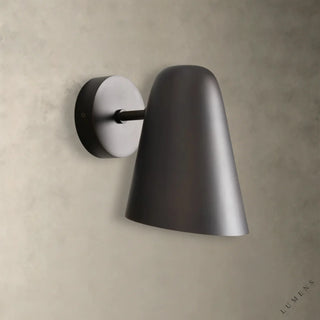 LUMENS LAMP Elih 壁灯，采用哑光古铜色饰面，具有简约的锥形灯罩设计，适合浴室或室内装饰。