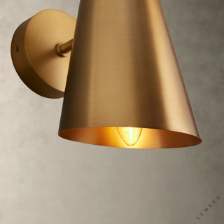 LUMENS LAMP Elih 壁灯，采用哑光黄铜饰面，锥形灯罩设计，散发温暖光芒，适合室内照明。
