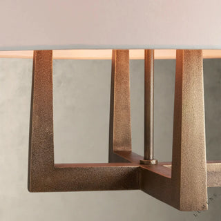 LUMENS LAMP Emmet 吊灯，采用纹理古铜色铸黄铜底座和白色亚麻灯罩，展现精致的交叉轮廓设计。