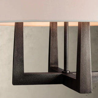 LUMENS LAMP Emmet 吊灯，采用纹理古铜色铸黄铜底座和白色亚麻灯罩，展现精致的交叉轮廓设计。