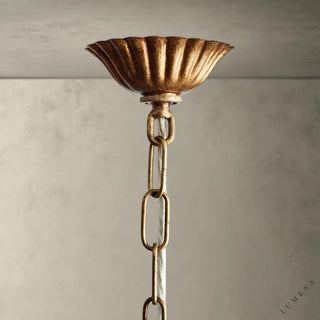 LUMENS LAMP Fritz 吊灯的特写镜头，展示了带有深色古董金漆的手工锻铁天花板顶盖和链条细节。