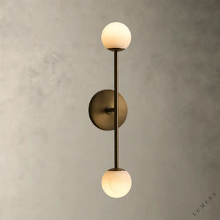 LUMENS LAMP Girouette 双头壁灯，采用古董黄铜背板和两盏发光的球形天然石灯罩，设计简约现代。