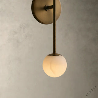 LUMENS LAMP Girouette 双头壁灯，采用古董黄铜背板和天然石材球形灯罩，散发温暖光芒，适合浴室装饰。