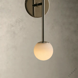LUMENS LAMP Girouette 双头壁灯，采用抛光镍金属背板和天然石材球形灯罩，散发温暖的 LED 光芒。