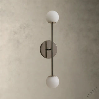 LUMENS LAMP Girouette 双头壁灯，采用抛光镍金属背板和两个球形玻璃灯罩，设计简约现代，适合浴室使用。