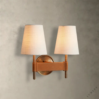 LUMENS LAMP Hastings 双头壁灯，采用做旧黄铜底座、棕褐色皮革装饰和白色亚麻灯罩，设计优雅。