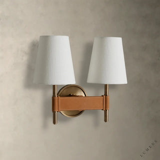 LUMENS LAMP Hastings 双头壁灯，采用古铜色黄铜底座、棕褐色皮革细节和白色亚麻灯罩，设计优雅。