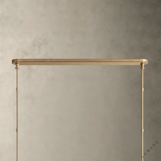 LUMENS LAMP Hastings 线性吊灯的黄铜天花板底座和悬挂杆，采用复古黄铜饰面，安装在白色天花板上。