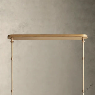 LUMENS LAMP Hastings 线性吊灯，采用古董黄铜饰面，配有可调节的悬挂杆和安装顶棚。