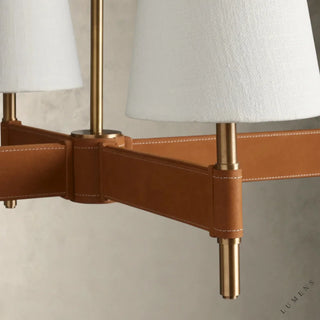 LUMENS LAMP Hastings 线性吊灯，采用古铜色黄铜底座、棕褐色皮革缝线细节及白色亚麻灯罩，设计优雅。