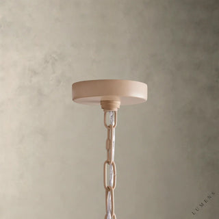 LUMENS LAMP Kash 吊灯的象牙色天花板顶盖和配套链条，展现精致的工艺细节。