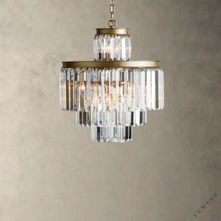 LUMENS LAMP Leyland 吊灯，采用分层刻面 K9 玻璃棱镜和复古铁艺框架，呈现 1920 年代法式装饰艺术风格。