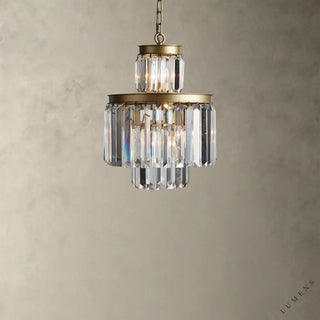 LUMENS LAMP Leyland 吊灯，采用复古铁艺框架和多层刻面 K9 水晶棱镜，展现 1920 年代法式装饰艺术风格。