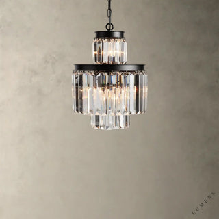 LUMENS LAMP Leyland 吊灯，采用法式装饰艺术风格，配有铁艺框架和多面 K9 玻璃棱镜，呈现优雅的层叠设计。
