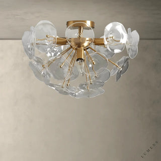 LUMENS LAMP Lily 吸顶灯，采用黄铜饰面铁艺底座和 22 片花瓣状透明玻璃，呈现现代优雅的百合花造型。