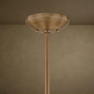 LUMENS LAMP Alturas 吊灯的黄铜色天花板吸顶盘和悬挂杆，展现复古工业风格的金属质感。