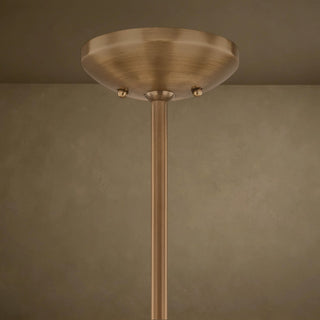 LUMENS LAMP Alturas 吊灯的黄铜色天花板吸顶盘和悬挂杆，展现复古工业风格的金属质感。