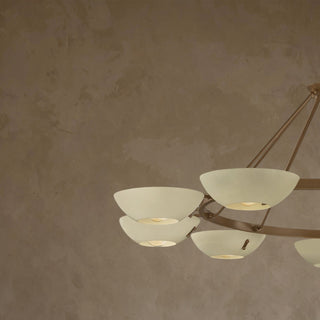 LUMENS LAMP Alturas 吊灯，采用复古风格的铜锈黄铜圆环设计，配有多个柔和沙色碗状灯罩，营造出优雅的工业几何美感。