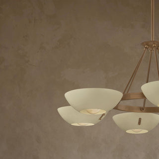 LUMENS LAMP Alturas 吊灯，采用复古风格的铜锈黄铜圆环和柔和沙色碗状灯罩，呈现工业几何美感。