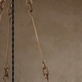 LUMENS LAMP Anoka 吊灯的 Heritage Bronze 金属链条和黑色扭曲织物电线细节