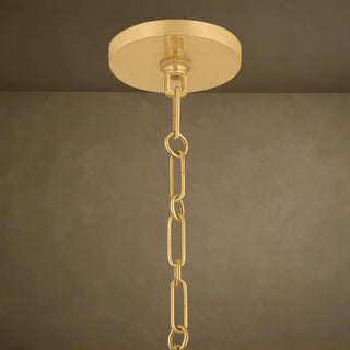 LUMENS LAMP Antoneta 吊灯的复古黄铜色链条和天花板吸顶盘细节，展现现代几何设计风格