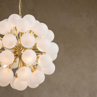 LUMENS LAMP Antoneta 吊灯，采用做旧黄铜饰面和球形透明蚀刻玻璃灯罩，呈现现代 Sputnik 风格设计。
