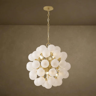 LUMENS LAMP Antoneta 吊灯，采用做旧黄铜饰面和球形透明蚀刻玻璃灯罩，呈现现代 Sputnik 风格设计。